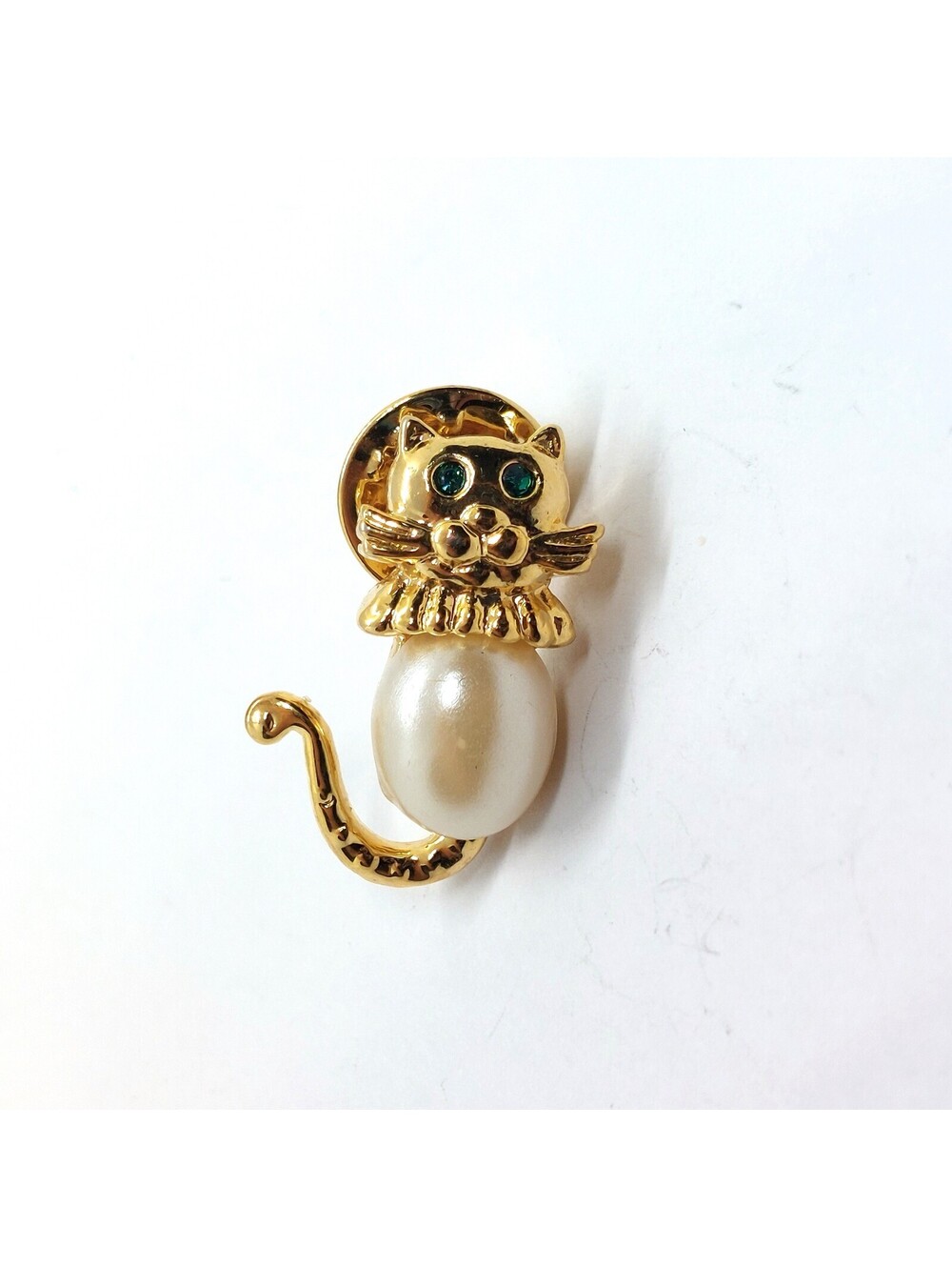 Vintage Cat Pin Faux Pearl Body Brass Tone Green Rhinestone Eyes Kitty Lapel